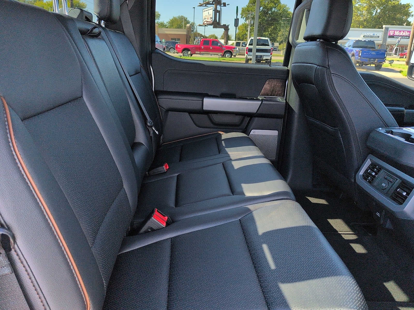 2027 Ford Super Duty F-350 SRW LARIAT