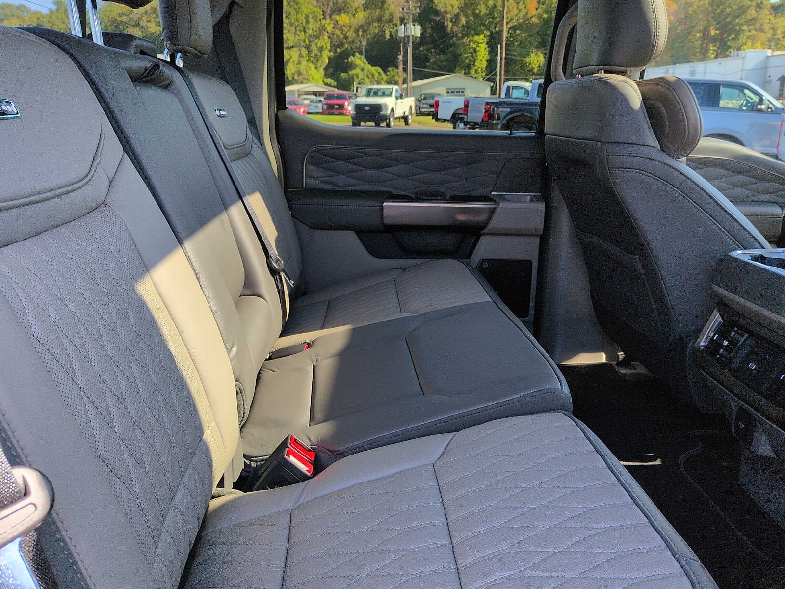 2027 Ford Super Duty F-350 SRW F-350® Platinum®