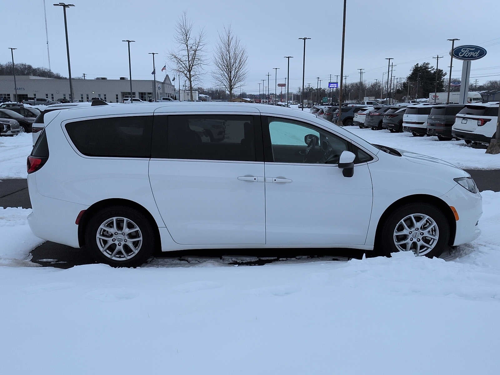 2023 Chrysler Voyager LX