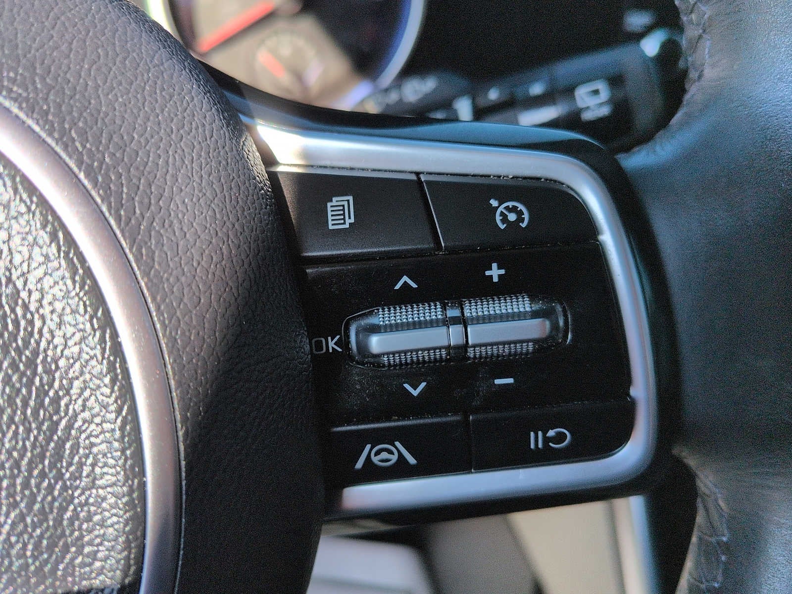 2023 Kia Carnival LX