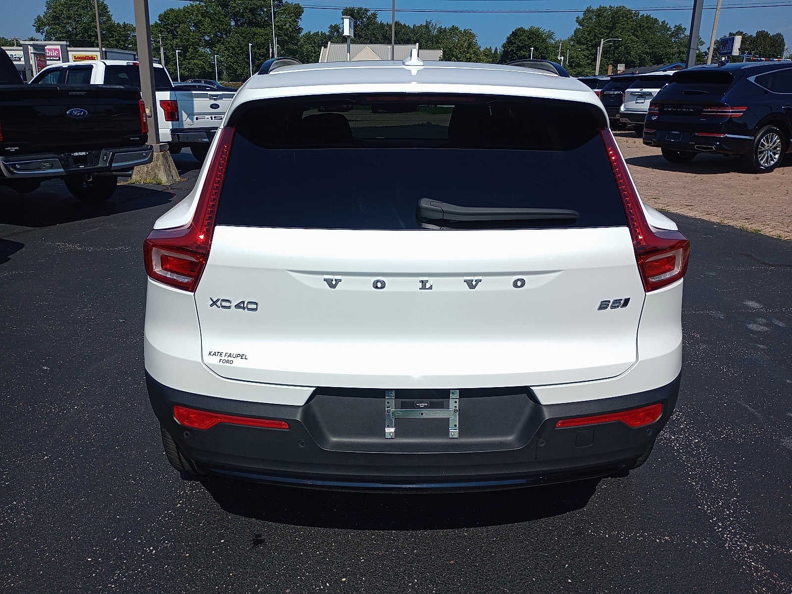 2024 Volvo XC40 Core Dark Theme